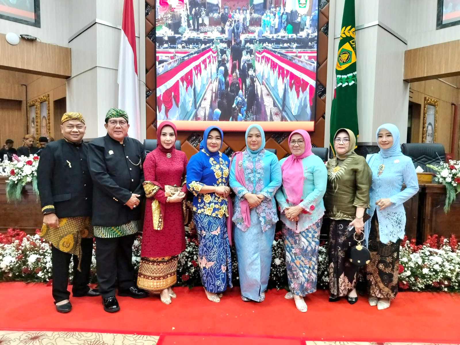 Menghadiri Acara Sidang Paripurna DPRD Kabupaten Bogor, Foto bersama dengan 2  (dua) Mantan Pj. Bupati Bogor, Wakil Bupati Bogor, Ketua KADIN, Ketua IWAPI dan Istri Ketua DPRD Kabupaten Bogor.
